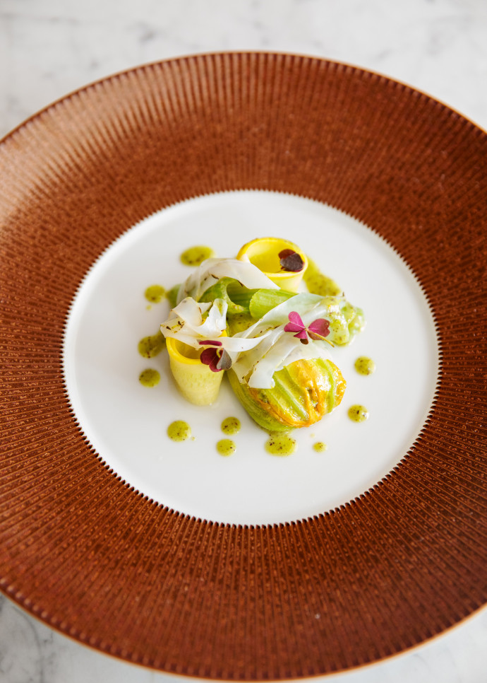 Ce jour-là, nous avons savouré une courgette (de la fleur à la tige) accompagnée de seiche aux aromates et d’un pistou de pistache de Sicile.