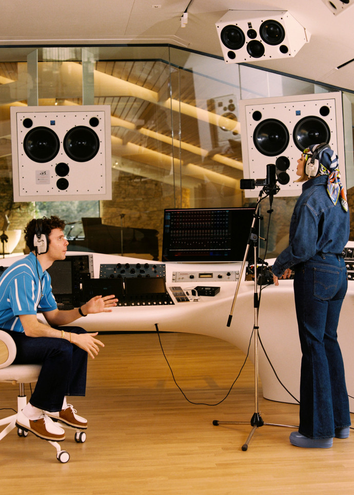 La chanteuse Louane et Damien Quintard pendant une session d’enregistrement exclusive.