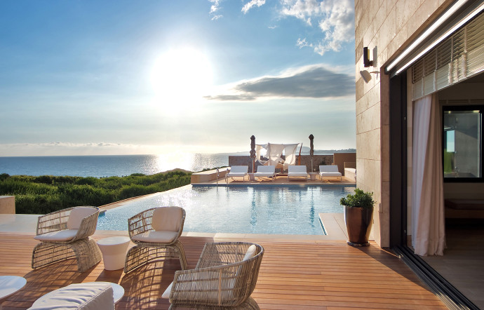 Avec une telle vue, comment ne pas décerner à The Romanos la palme du plus bel hôtel de Grèce ?