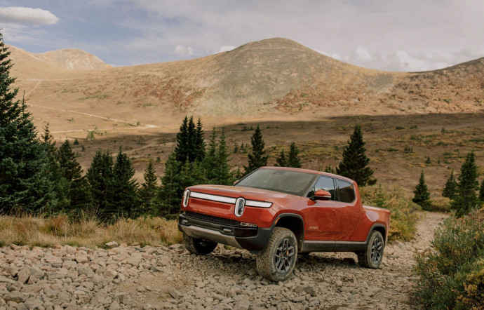 Rivian, start-up dont le géant Amazon est actionnaire, s’est fait connaître en commercialisant le R1T, l’un des premiers pick‑up électriques.
