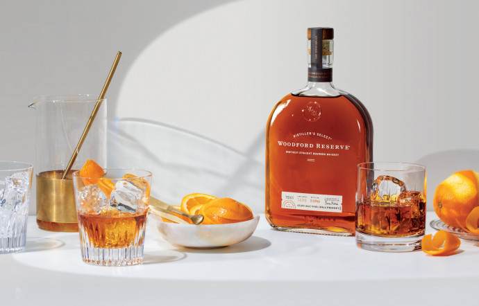 Voici les 4 ingrédients de base du cocktail Old Fashioned : du sucre, un bitter, de la glace et le whiskey Woodford Reserve.