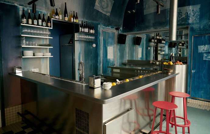 Le bar en Inox : la pièce maitresse de Citrons et Huîtres, hommage aux écaillers.