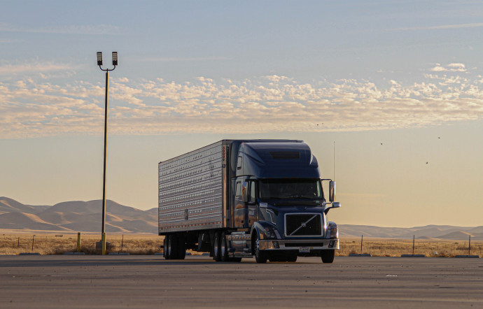 Certains constructeurs de poids lourds, comme Daimler, ont l’intention d’adopter une troisième méthode, en stockant l’hydrogène sous forme liquide.