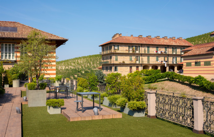 L’hôtel Cadse dei Conti Mirafiore entouré d’un terroir vallonné.