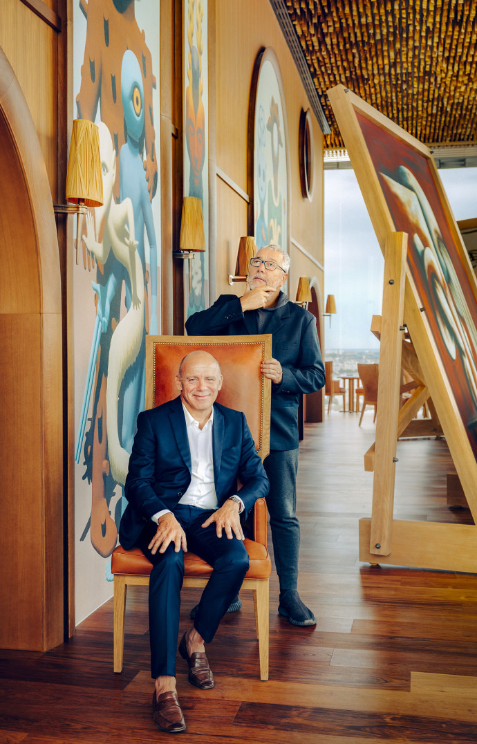 Laurent Taïeb et Philippe Starck, acteurs de la démesure du TOO Hotel, autour des œuvres d’Ara Starck dans le restaurant.
