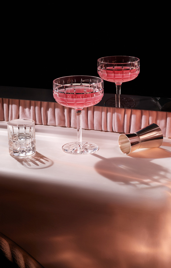 Ici, un verre dédié au cocktail Manhattan, par la maison Saint-Louis.