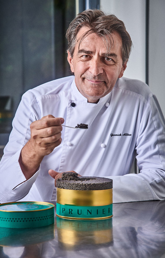 Yannick Alléno déguste le caviar Prunier.