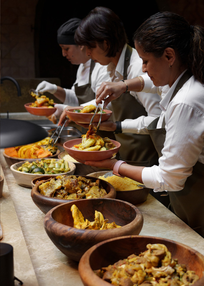 Chez Sahbi Sahbi, la cuisine traditionnelle marocaine, qui se transmet de mère en fille, est sous le feu des projecteurs dans une cuisine ouverte au milieu de la salle. Une révolution locale !
