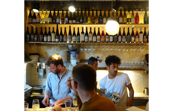 La cave à vins Chambre Noire s’associe au Pitchfork Paris pour une soirée dégustation de vin nature au Consulat, Paris 11e.