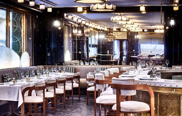 Aujourd’hui, on déguste encore des huîtres et des fruits de mer au bar de Prunier.