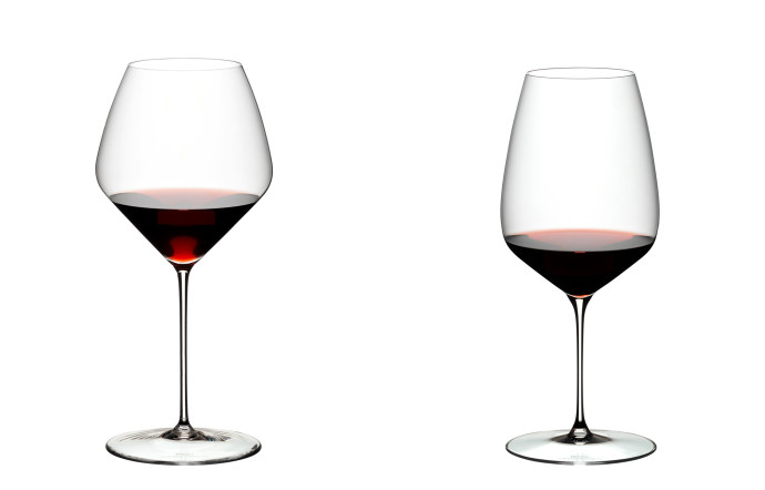 Deux verres de la gamme Veloce, chez Riedel. A gauche : le verre à Pinot Noir. A droite : celui dédié à la dégustation de Cabernet.