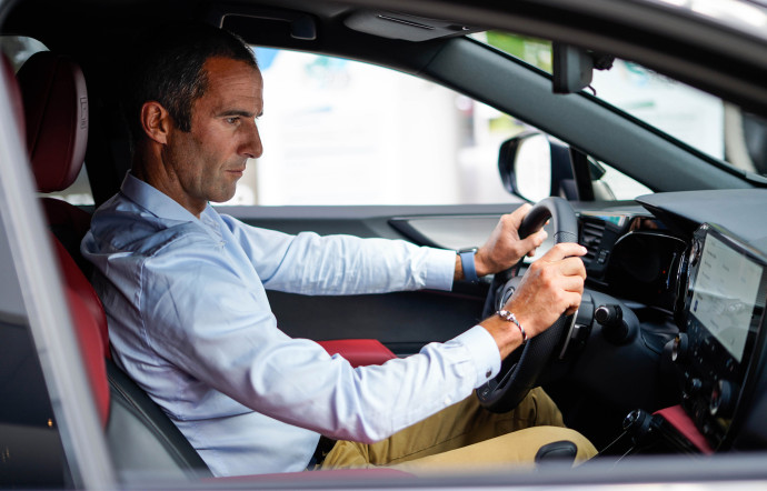 Armel Le Cleac’h à bord du dernier Lexus RX.