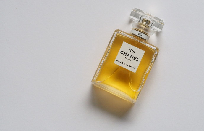 Les onze parfums sélectionnés sont parvenues à capturer l’air de leur temps dans des sillages qui sont, depuis, devenus des classiques - The Good Life