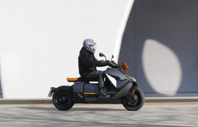 A Barcelone, le design du scooter étonne : arrêt et discussion à chaque feu garanti !
