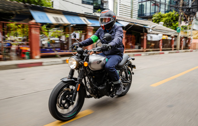 … Tandis que la moto Royal Enfield 350 fait vrombir le moteur dans les rues de Bangkok !