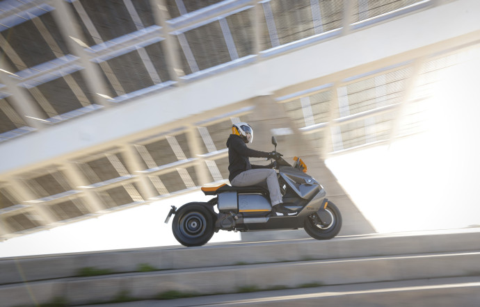 Le scooter électrique BMW CE 04 fend la ville en silence…