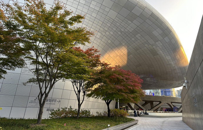 Le Dongdaemun Design Plaza est un bâtiment impressionnant sous tous les angles.