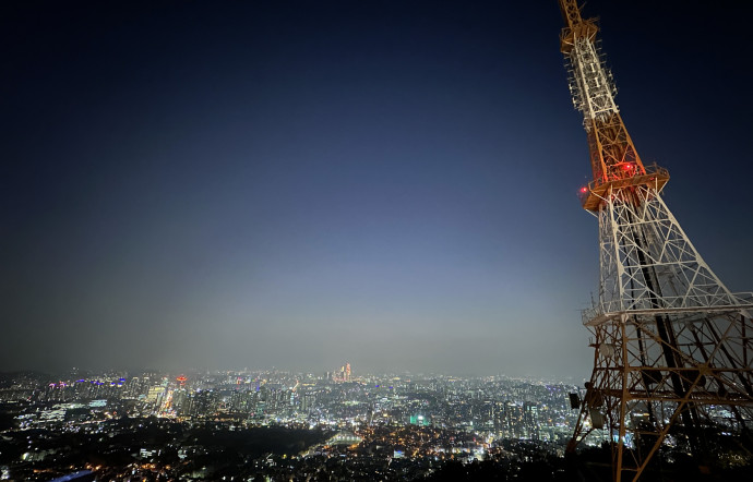 Le panorama au pied de la N Tower de Séoul, magique de nuit.