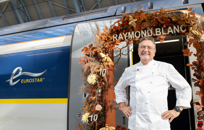 Raymond Blanc posait, la semaine dernière, devant l’Eurostar à quai à Londres, destination Paris.