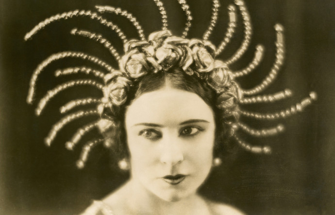 Photographes Anonymes, La couronne « mille-pattes » portée par l’actrice Paulette Dival, 1926, Tirage argentique d’époque, 14×18,5cm, © courtesy Galerie Lumière des roses.