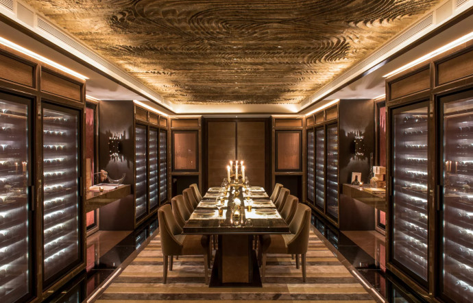 A l’Hôtel de Crillon, la table du chef se tient dans la cave, où l’on dine immergé dans plus de 2 200 références.