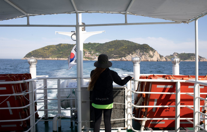 La ville de Tongyeong tient son nom de la réunification de Chungmu (son ancien nom) au district de Tongyeong. Elle compte 151 îles, et son port est considéré comme le plus beau de Corée du Sud.