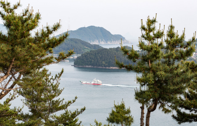 La ville de Tongyeong tient son nom de la réunification de Chungmu (son ancien nom) au district de Tongyeong. Elle compte 151 îles, et son port est considéré comme le plus beau de Corée du Sud.