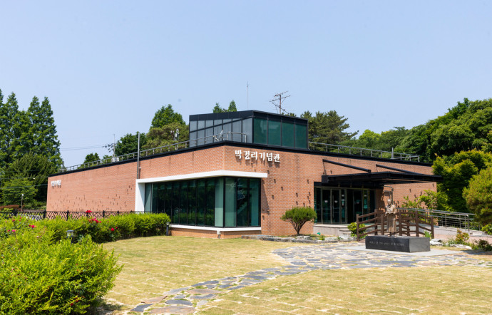 Le Pak Kyongni Museum.