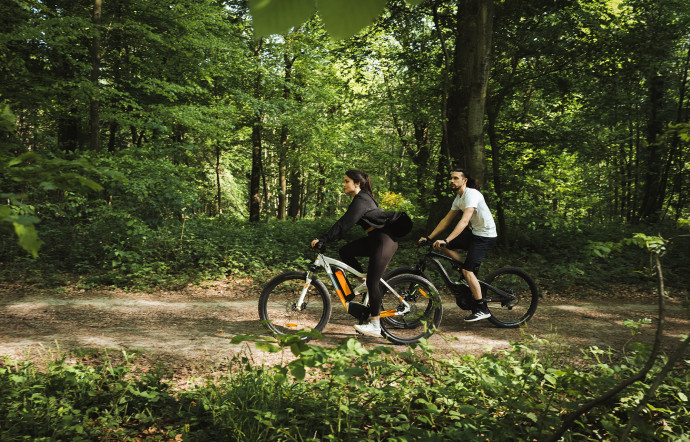 On pédale aussi en électrique dans nos forêts.