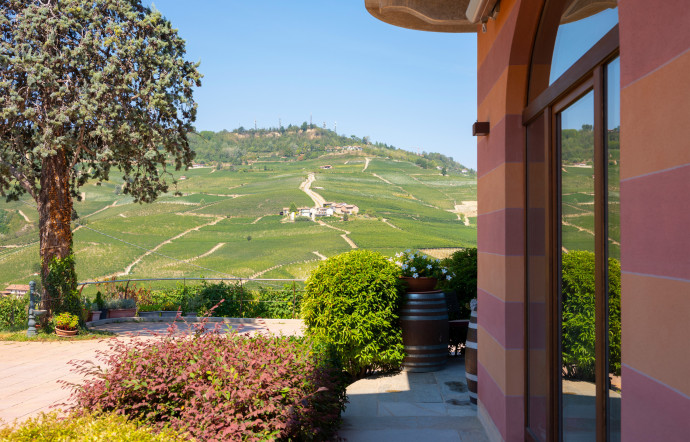 L’hôtel Cadse dei Conti Mirafiore entouré d’un terroir vallonné.