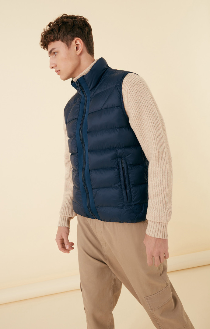 Pièce aussi déroutante que mode, la doudoune sans manche s’invite parfaitement sur un gros pull quand le temps se radoucit. 299 €.