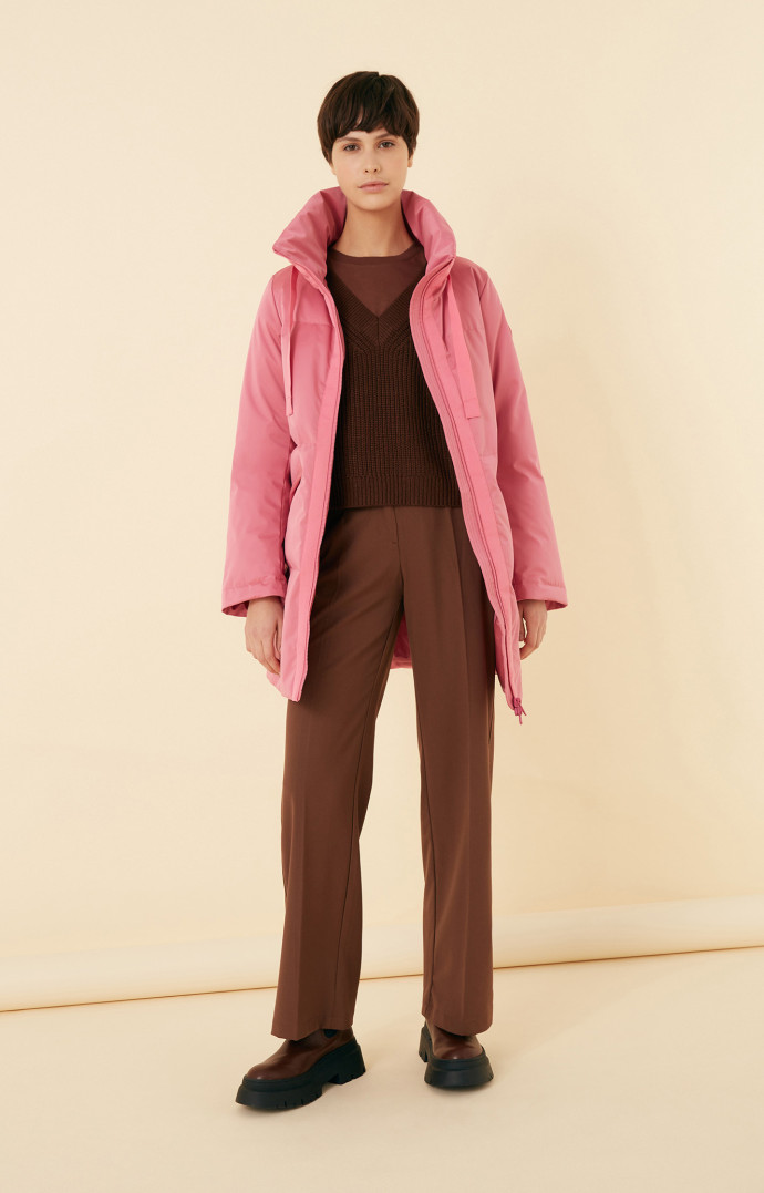 Il ne passera pas inaperçu ! Avec sa jolie couleur rose presque pastel, ce long manteau égaie l’hiver. 499 €.