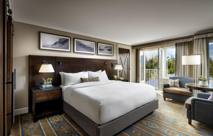 L’une des chambres du Fairmont Chateau Whistler.