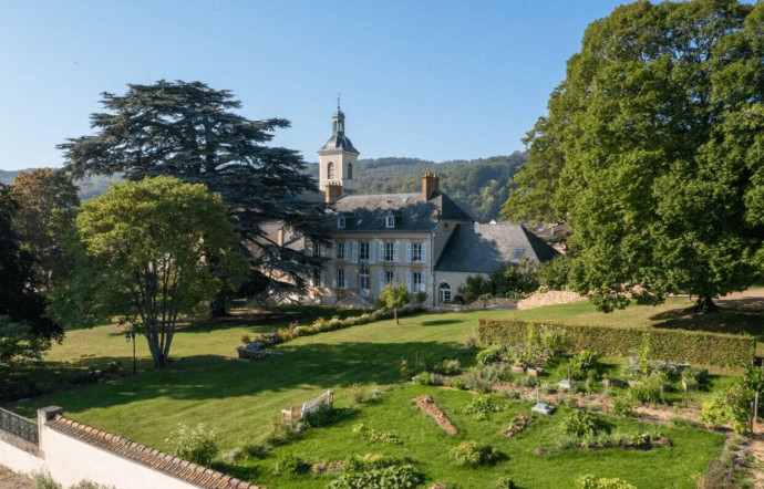 Le Manoir et son parc occupent une place particulière sur les hauteurs des coteaux viticoles du village de Verzy, où se situent des vignobles historiques Grands Crus achetés par le fondateur de la Maison, Philippe Clicquot, puis par sa belle-fille Madame Clicquot.