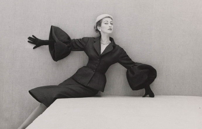 Stella Oakes dans une tenue Balenciaga, 1951.