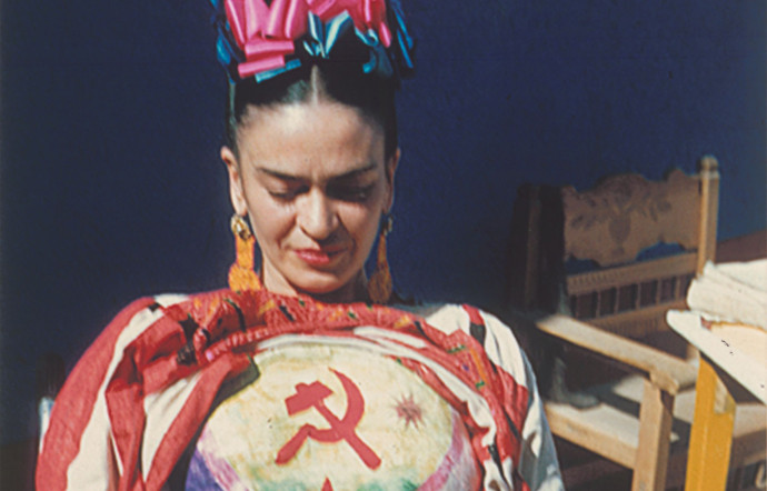 Frida Kahlo révélant son corset peint par Florence Arquin, vers 1951.
