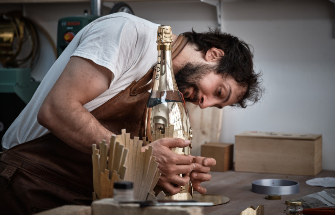 Karl Mazlo a réalisé, dans son atelier, chacune des quatre bouteilles de champagne Moët Impérial proposée à la vente.