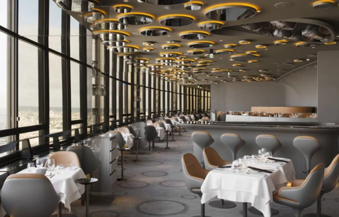 Se tiendra au Ciel de Paris un dîner d’exception organisé par Champagne Gustave Eiffel, seulement le 31 décembre 2022, au prix de 450 € par personne.