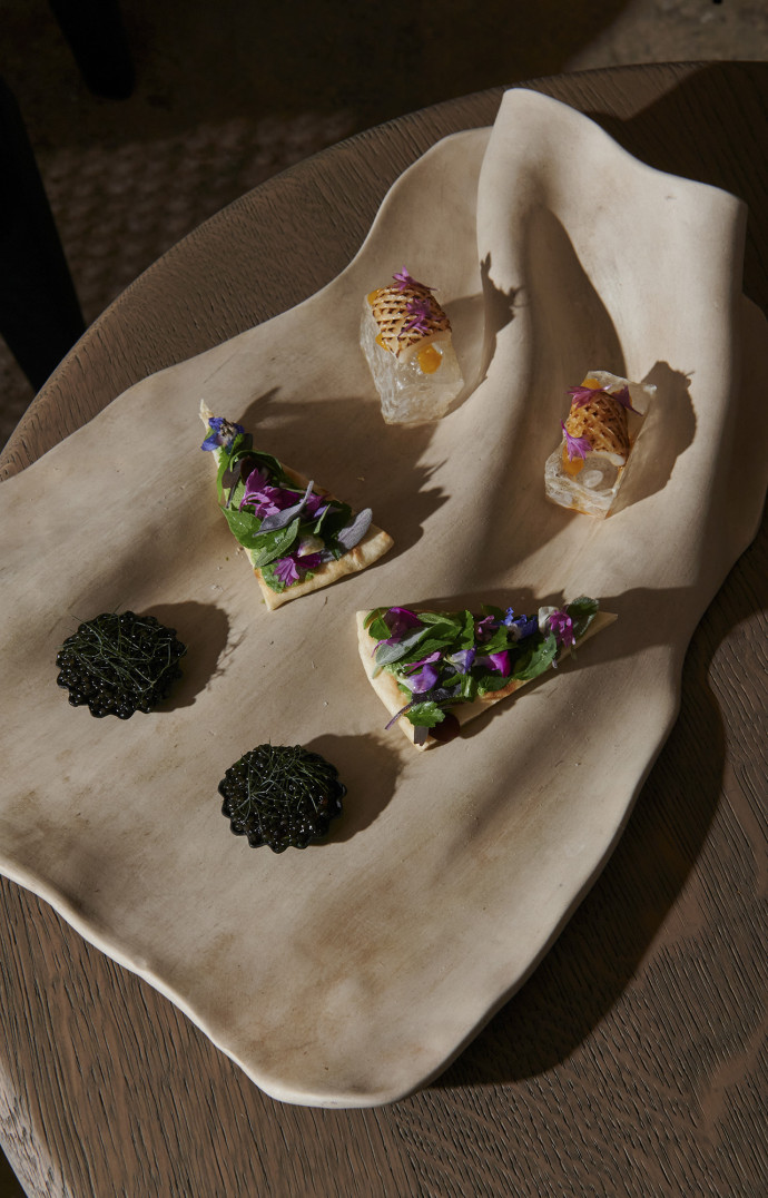 Aussi délicate qu’une feuille de papier ou qu’un morceau de tissu, cette œuvre d’Amande Haeghen met ponctuellement en scène les amuse-bouche.