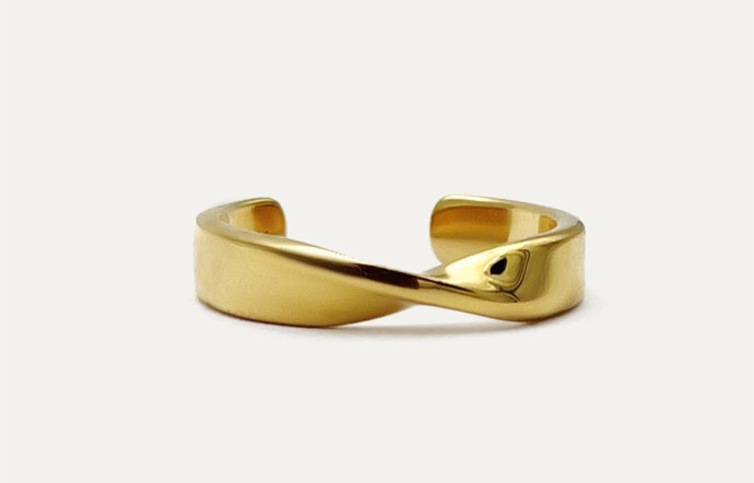 La bague Jin Gold Doré Torsadé de Carré Y.
