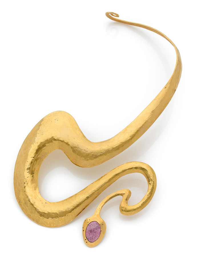 Philippe Hiquily, collier en métal doré dessinant un serpent, la tête soulignée d’un cabochon de racine de rubis. Signé et numéroté. Vendu 7 930 €.