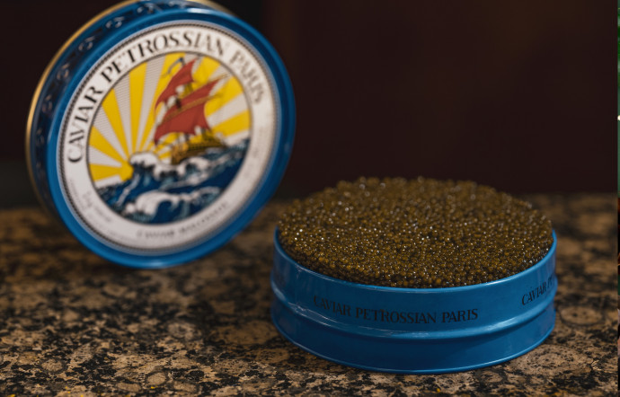 Le caviar Petrossian et sa boîte emblématique sont à retrouver dans notre sélection de caviars.