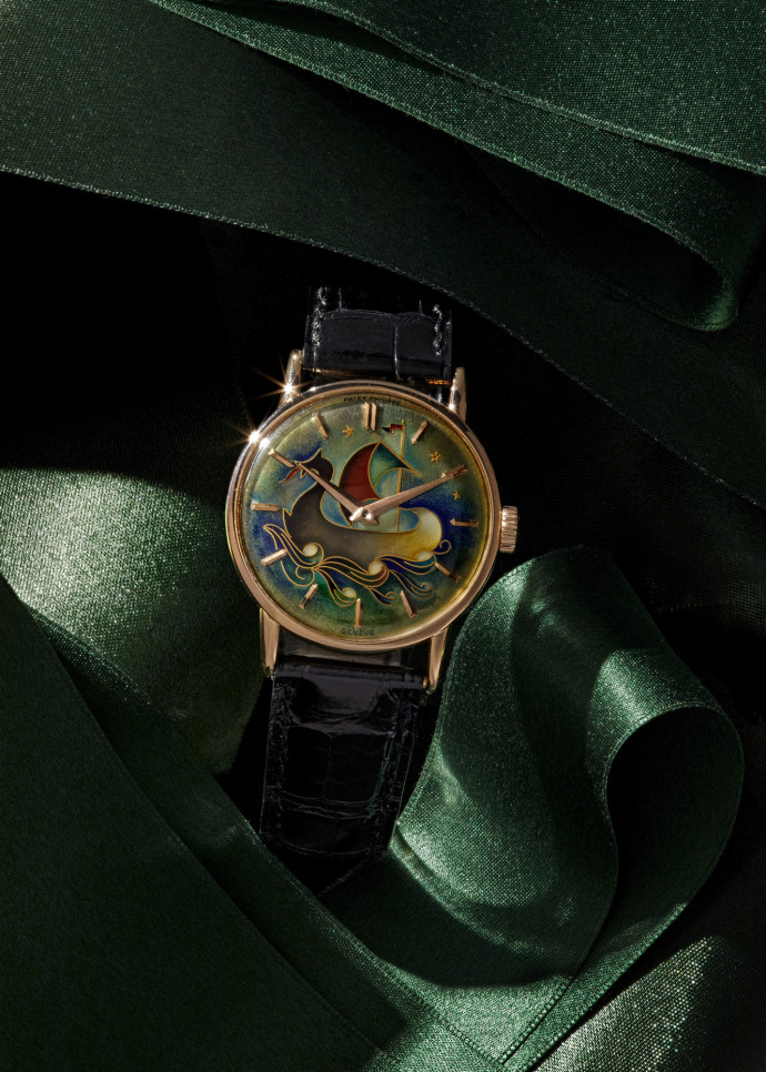 Lot 46 – Patek Philippe. Montre-bracelet en or rose 18 carats très fine, rare et attrayante avec cadran en émail cloisonné, fabriquée en 1950.(Est : de 200 000 $ US – 400 000 $)
