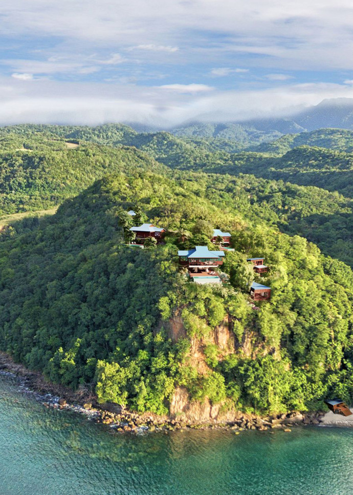 Secret Bay, un petit complexe de six villas imaginées par l‘architecte Fruto Vivas au milieu de la forêt de l’île de la Dominique, surplombant la mer des Caraïbes.