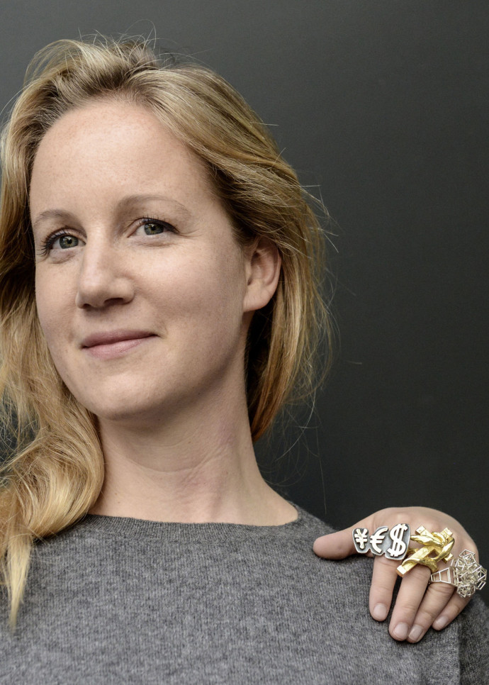 Esther de Beaucé a ouvert sa galerie parisienne dédiée aux bijoux d’artistes en 2012. Ici photographiée avec des bagues Villeglé, Serrano et Chevalier.