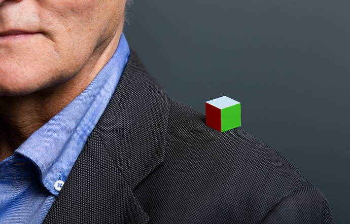Lutz Fritsch, broche « Le Flâneur ». Cube en acier laqué 6 couleurs et aimant. 2020, édition de 15 exemplaires à la galerie MiniMasterpiece.