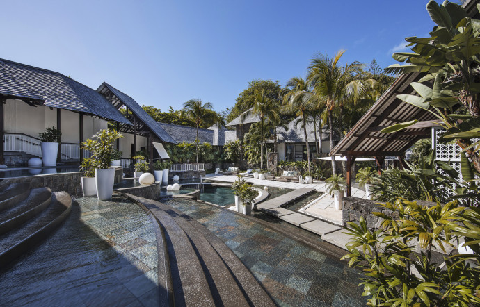 L’espace extérieur du spa du Royal Palm Beachcomber Luxury entouré de plantes. ©Beachcomber Resorts & Hotels