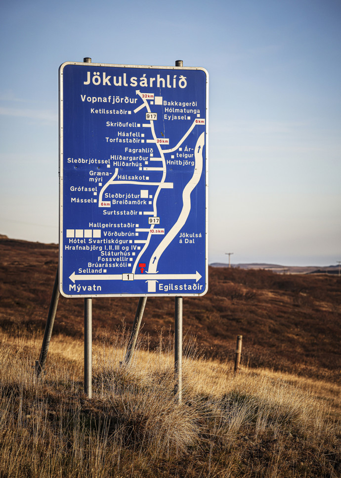 Langue d’origine germanique, quasi-incompréhensible, peuplée de y, de k, de v et d’improbables accents de toutes sortes, l’Islandais n’est parlé qu’en Islande.