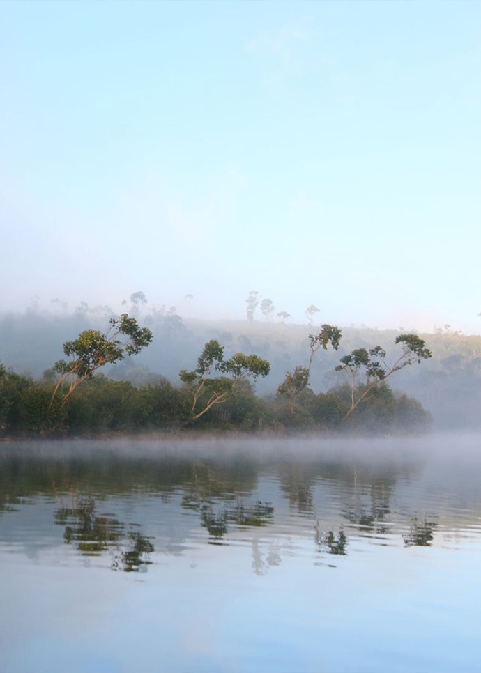 Les paysages à couper le souffle de Madagscar, sur le lac Mantasoa, où sont élevés les esturgeons produisant le caviar Rova.