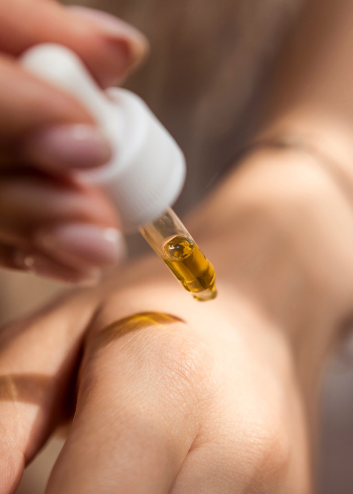 Son huile s’obtient après extraction de la plante de Cannabis et permet d’apaiser le système nerveux, d’enrayer le stress et l’anxiété, le « high » d’un joint en moins.